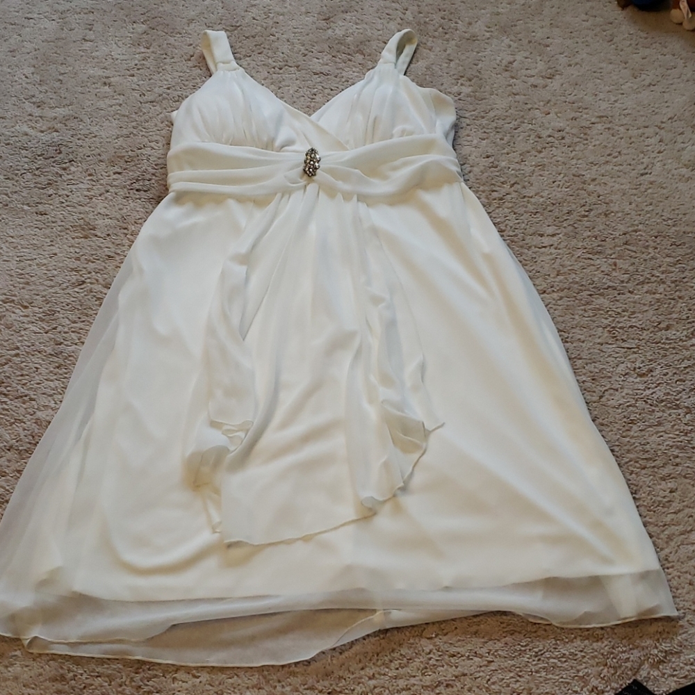 Laboo sleeveless white dress with rhinestone pin